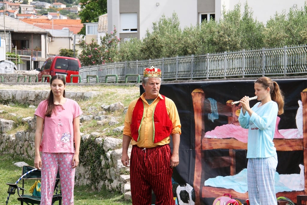 igra se nastavlja 12